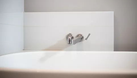 Na jakiej wysokości bateria podtynkowa wannowa