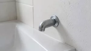 na jakiej wysokosci wylewka podtynkowa do umywalki